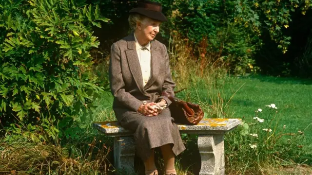 Jane Marple (Joan Hickson)