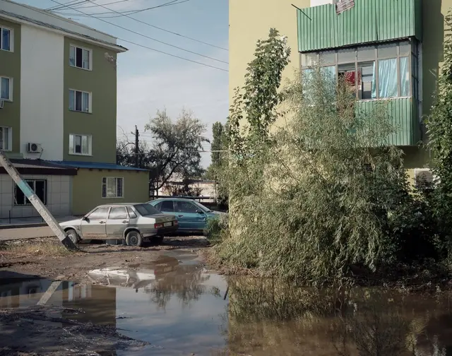 Avtomobillər və gölməçə