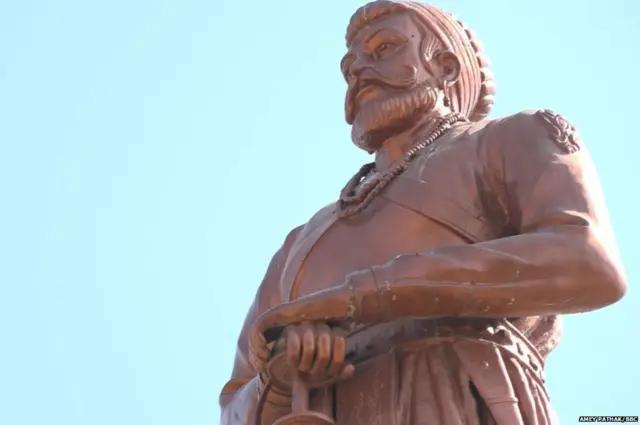 शहाजी राजे यांचा पुतळा इथं उभारण्यात आला आहे.