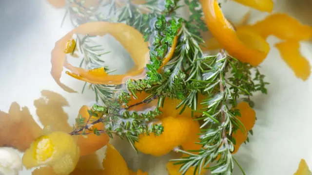 Рассол с душистыми травами и апельсиновой кожурой