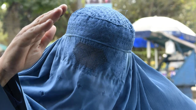 ፊቷን የሰፈነች አፍጋናዊት