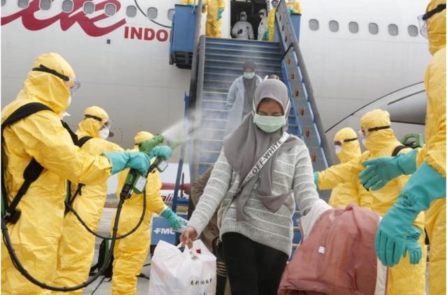 2月2日，医务人员为从中国武汉撤回印度尼西亚的侨民进行消毒，然后将他们转移到纳塔纳群岛军事基地进行隔离