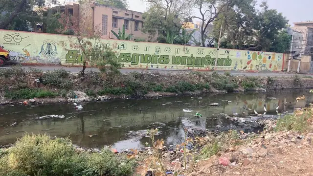 மதுரை நகரம் முழுவதுமே சுகாதாரமின்மை, தூசி, குப்பை எனக் காட்சியளிக்கிறது