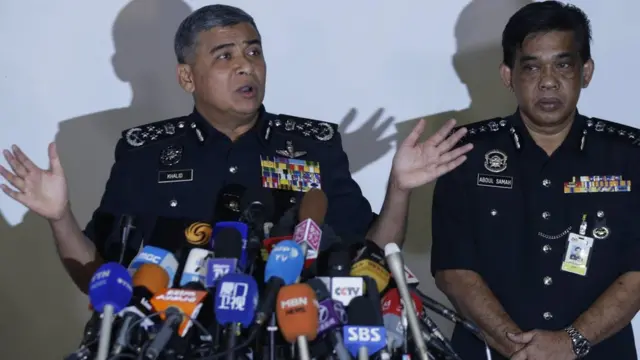 संवाददाताओं से बातचीत करते रॉयल मलेशिया पुलिस के अधिकारी.