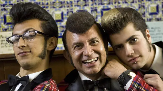 Hombres vestidos al estilo rockabilly