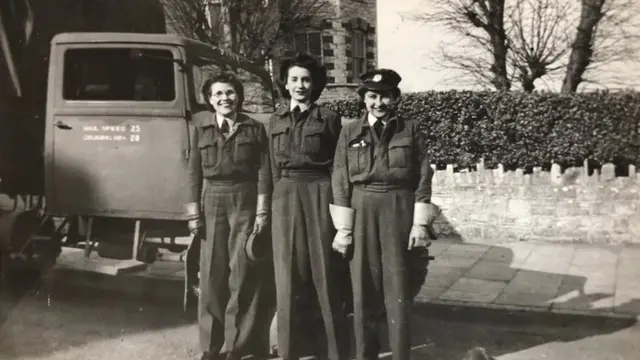 2차세계대전 당시 플로렌스(왼쪽)