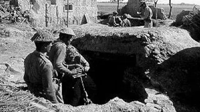 अपने बंकरों में भारतीय सैनिकों का इंतज़ार करते पाकिस्तानी सैनिक