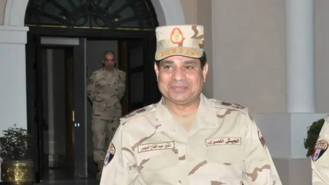 أرشيف- السيسي بلباس عسكري