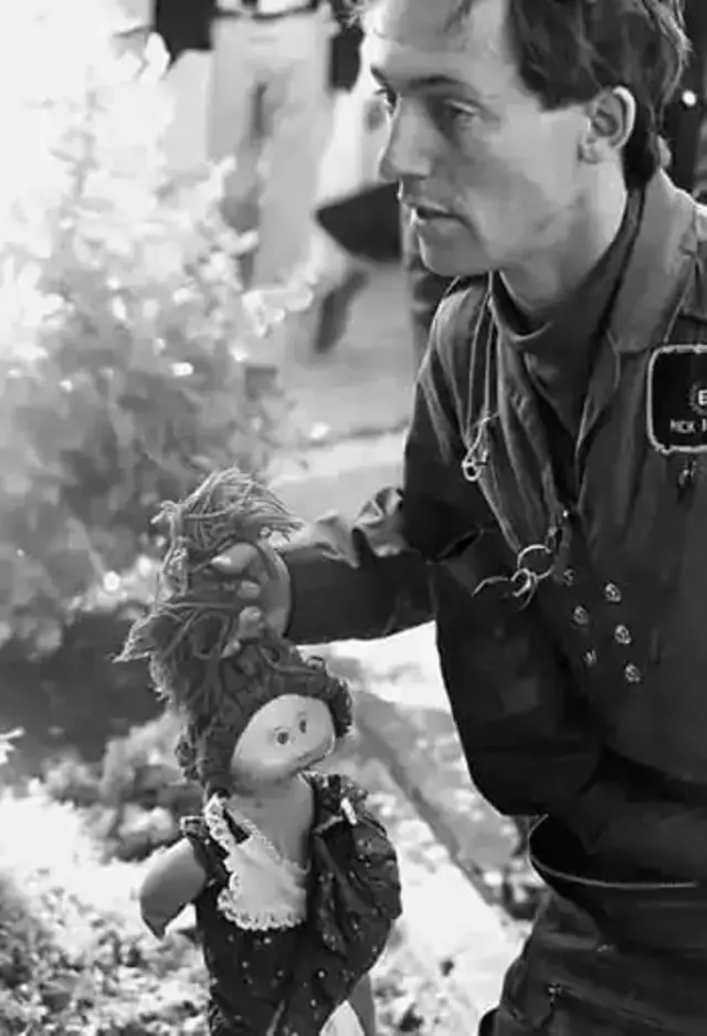 विमानात मारल्या गेल्या एका लहान मुलीची बाहुली