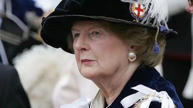 Маргарет Тэтчер в облачении кавалера Ордена Подвязки в 2006 году