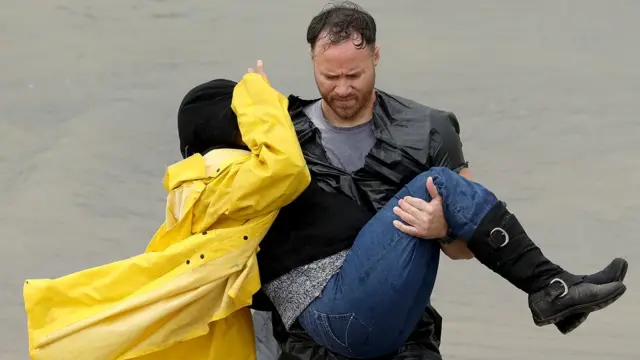 احتمالا بارندگی شدید در طول شب وضعیت را در جنوب شرقی تگزاس و جنوب غربی لوئیزیانا وخیم‌تر کند