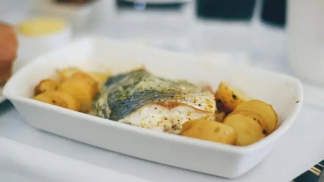 Un plato de comida de avión