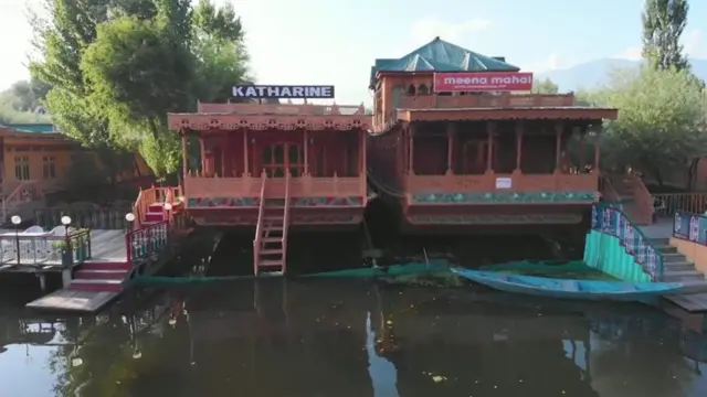 దాల్ సరస్సులో హైస్ బోట్లు