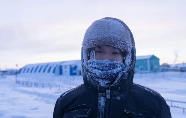 అయాల్ పట్ణణ జీవితాన్ని ఊహించుకుంటూ వీధుల వెంట ఒంటరిగా తిరుగుతుంటాడు