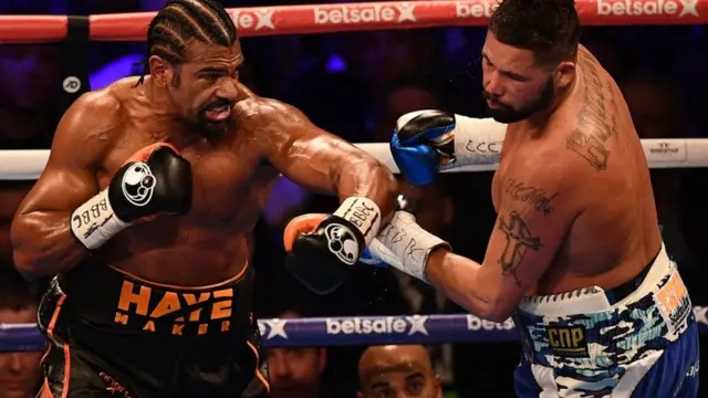 Британські боксери Девід Хей і Тоні Беллью бій під час матчу у суперважкій вазі