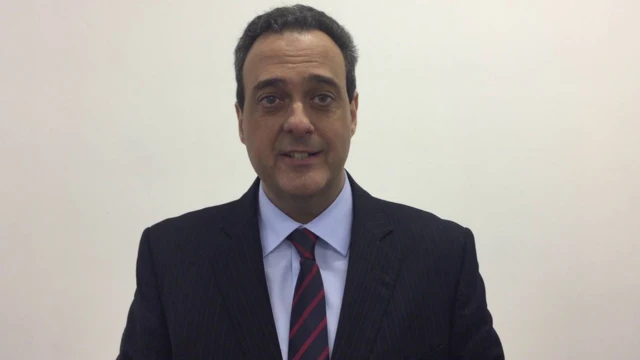 Roberto Barbosa Alves fala em vídeo, em frente a parede