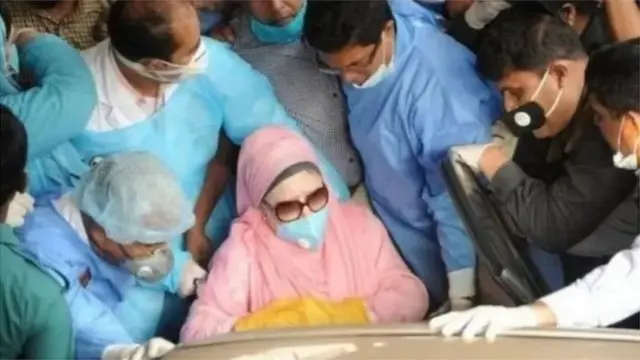 খালেদা জিয়া লিভার সিরোসিসে আক্রান্ত হয়েছেন বলে তাঁর চিকিৎসকরা জানিয়েছেন। (ফাইল ছবি)