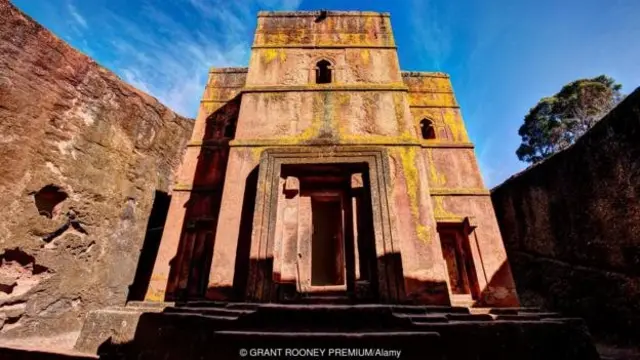 کلیساهای لالی‌لبا که از سنگ یکپارچه ساخته شده‌اند، ۴۰ تا ۵۰ متر پایین‌تر از سطح زمین قرار دارند