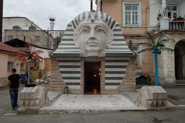 Ulaz u popularni restoran „Sfinga“ u obliku sfinge u centru Stepanakerta.