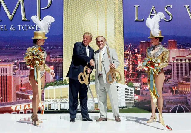 Trump con el dueño del hotel New Frontier, Phil Ruffin, en la ceremonia de corte de cinta del remozado Trump International Hotel & Tower de Las Vegas, en 2005