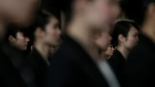 ในแต่ละปีมีผู้เสียชีวิตจากการทำงานหนักเกินไปหลายร้อยคนในญี่ปุ่น แต่นักรณรงค์ระบุว่า ตัวเลขที่แท้จริงสูงกว่านั้น