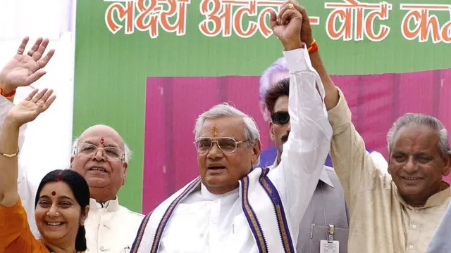 અટલ બિહારી વાજપેયી સાથે કલ્યાણસિંહ