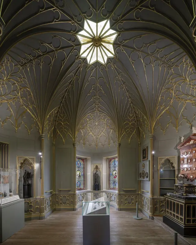 внутри Strawberry Hill House