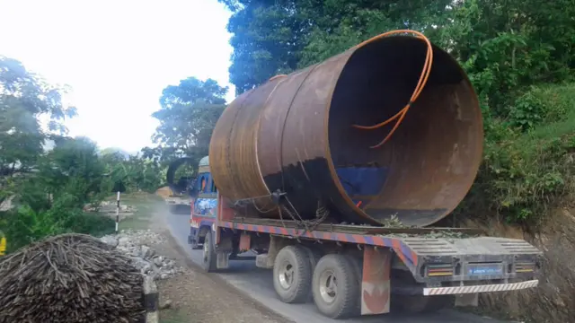 महाकाली राजमार्गमा जलविद्युत् आयोजनाको सामग्री लैजाँदै एउटा ट्रक