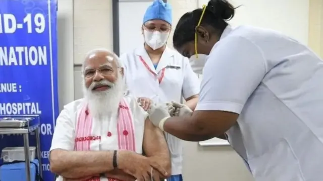 વડા પ્રધાન નરેન્દ્ર મોદીએ કોરોનાની રસીનો પહેલો ડોઝ લીધો તેની તસવીર
