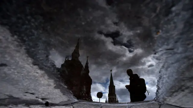 Un hombre camina en medio de la nieve en Moscú