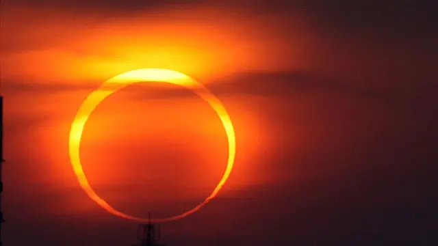 રિંગ ઑફ ફાયર ગુજરાતીમાં કંકણાકૃતિ સૂર્યગ્રહણ તરીકે ઓળખાય છે.