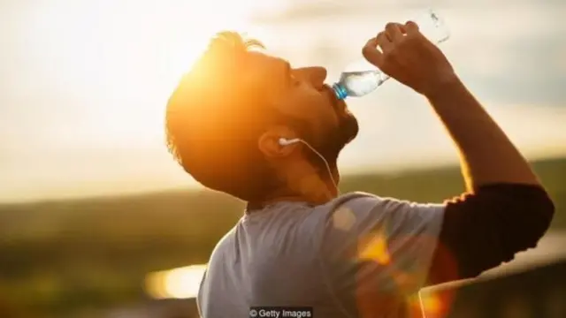 Việc so sánh tình trạng sức khỏe của mình với của bạn bè có thể dẫn đến các tác động tiêu cực.)