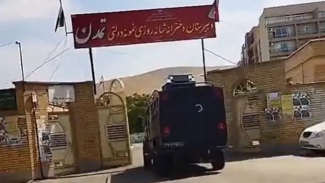 لحظه ورود خودروی یگان ویژه به دبیرستان تمدن در بوکان