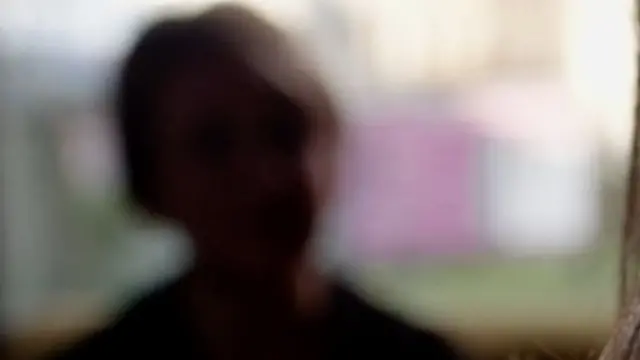 Mujer víctima de estafa romántica