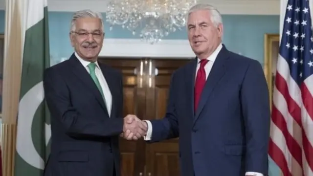 अमरीकी विदेश मंत्री रेक्स टिलरसन के साथ पाकिस्तान के विदेश मंत्री ख्वाजा आसिफ