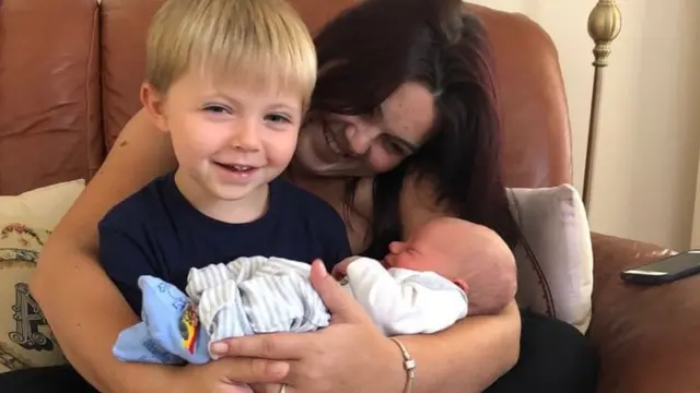 破産の英トーマス・クック利用客、第一陣が帰国 空港は混乱 - BBCニュース