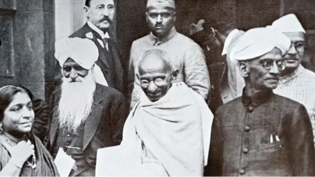 બીજી ગોળમેજી પરિષદમાં જતી વેળાએ ગાંધીજી તથા પ્રભાશંકર પટ્ટણી (ડાબે દાઢીવાળા)