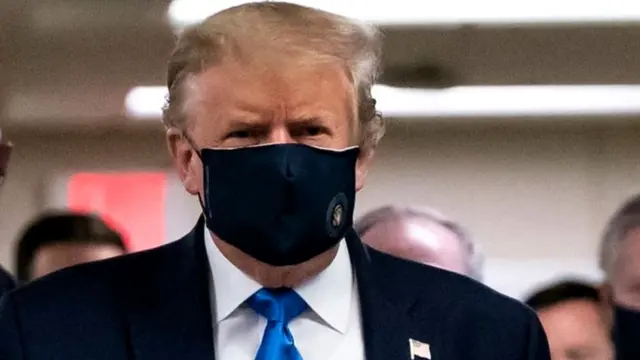 Trump wears mask