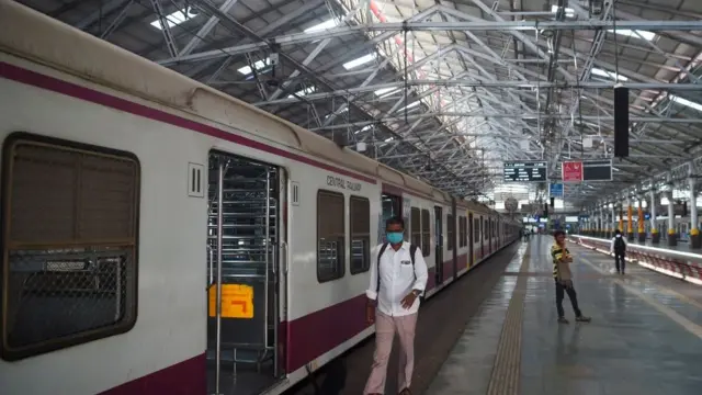 মুম্বাইয়ের শিবাজী মহারাজ ট্রেন স্টেশন বাতিল করেছে তাদের অধিকাংশ ট্রেনের সূচী