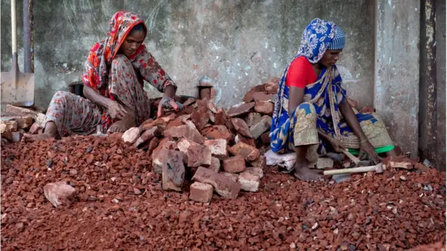 ঘর-গৃহস্থালীর কাজ হারিয়ে অনেকে বিকল্প পেশা বেছে নিচ্ছেন