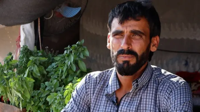 حميد، بلحية داكنة وقميص ازرق