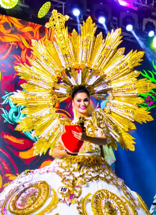 Mujer vestida de carnaval