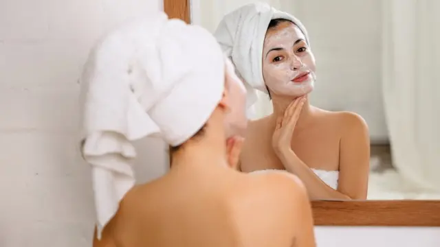 Девушка перед зеркалом