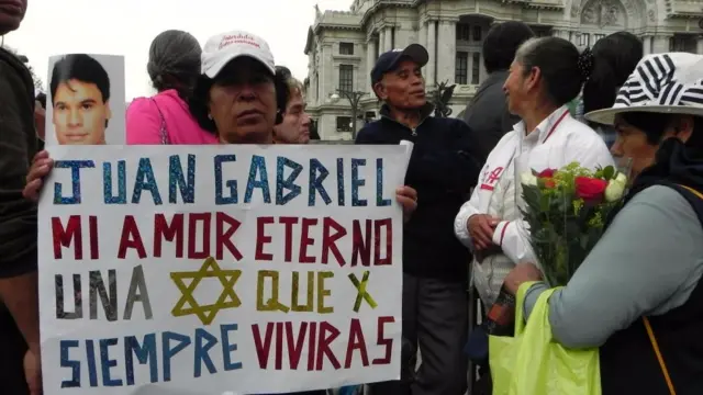 "Mientras cantemos sus canciones seguirá vivo", dice Ofelia Curiel.