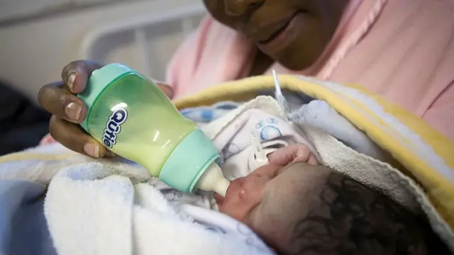 Mama wey dey feed her pikin