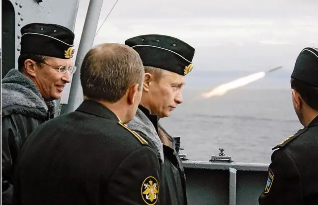 지난 2005년 미사일 발사를 참관하는 푸틴 대통령의 모습. 현재 우크라이나에서의 전쟁 실패라고 생각할 경우 그는 더욱 무모한 수단을 강구할 수 있다