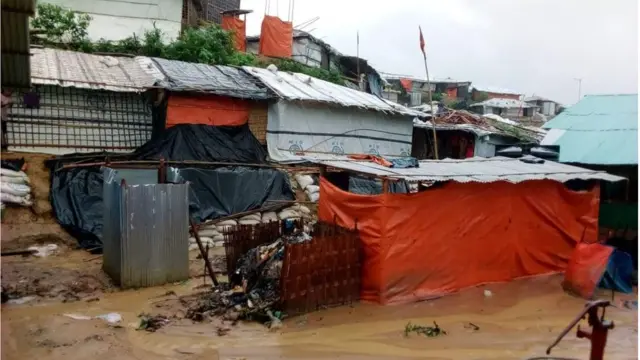 সামান্য ঝড়-বৃষ্টিতেই বিপর্যস্ত হয়ে পড়ছে রোহিঙ্গা শিবিরের জীবন