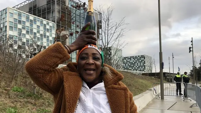 Avant l'audience, Jaqueline, proche de Laurent Gbagbo, avait déjà préparé son champagne pour le verdict.
