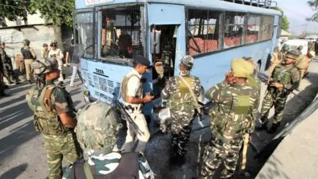 भारत प्रशासित कश्मीर के पुलवामा में अर्धसैनिक बल सीआरपीएफ पर चरमपंथियों का हमला हुआ है.