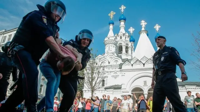 دستگیری ناوالنی با تظاهرات خیابانی در سراسر روسیه روبه‌رو شد. معترضان با خشونت سرکوب شدند